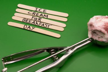 Kahvaltı İçin Mutlu Dondurmalar: Kahvaltı Günü İçin Dondurma Konsepti