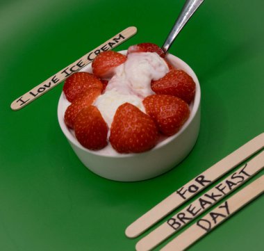 Kahvaltı İçin Mutlu Dondurmalar: Kahvaltı Günü İçin Dondurma Konsepti