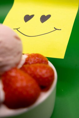 Kahvaltı İçin Mutlu Dondurmalar: Kahvaltı Günü İçin Dondurma Konsepti