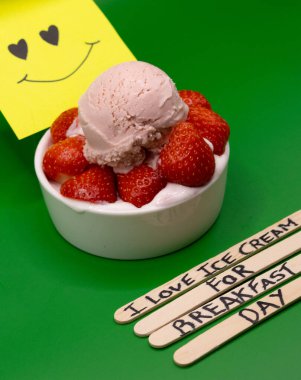 Kahvaltı İçin Mutlu Dondurmalar: Kahvaltı Günü İçin Dondurma Konsepti