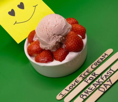 Kahvaltı İçin Mutlu Dondurmalar: Kahvaltı Günü İçin Dondurma Konsepti