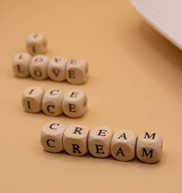 Kahvaltı İçin Mutlu Dondurmalar: Kahvaltı Günü İçin Dondurma Konsepti