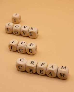 Kahvaltı İçin Mutlu Dondurmalar: Kahvaltı Günü İçin Dondurma Konsepti