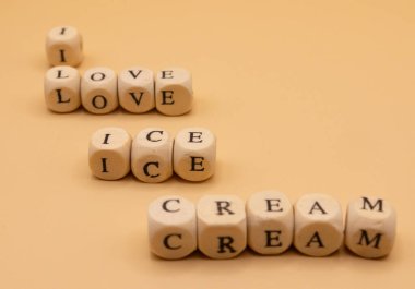 Kahvaltı İçin Mutlu Dondurmalar: Kahvaltı Günü İçin Dondurma Konsepti