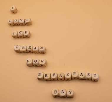 Kahvaltı İçin Mutlu Dondurmalar: Kahvaltı Günü İçin Dondurma Konsepti
