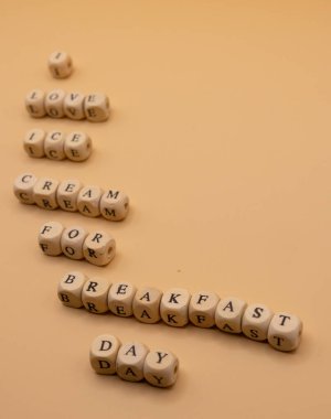 Kahvaltı İçin Mutlu Dondurmalar: Kahvaltı Günü İçin Dondurma Konsepti