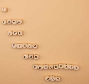 Kahvaltı İçin Mutlu Dondurmalar: Kahvaltı Günü İçin Dondurma Konsepti