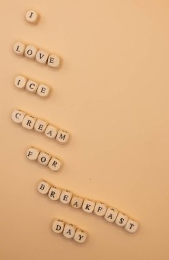 Kahvaltı İçin Mutlu Dondurmalar: Kahvaltı Günü İçin Dondurma Konsepti