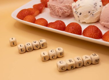 Kahvaltı İçin Mutlu Dondurmalar: Kahvaltı Günü İçin Dondurma Konsepti