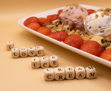 Kahvaltı İçin Mutlu Dondurmalar: Kahvaltı Günü İçin Dondurma Konsepti