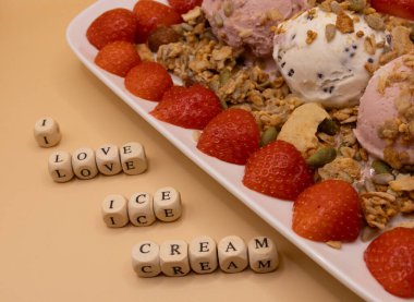 Kahvaltı İçin Mutlu Dondurmalar: Kahvaltı Günü İçin Dondurma Konsepti