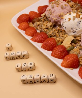 Kahvaltı İçin Mutlu Dondurmalar: Kahvaltı Günü İçin Dondurma Konsepti