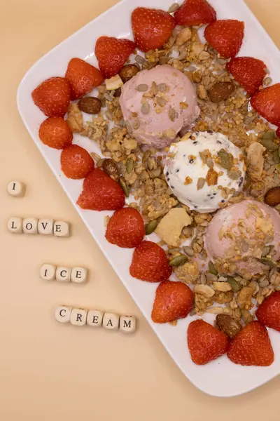 Kahvaltı İçin Mutlu Dondurmalar: Kahvaltı Günü İçin Dondurma Konsepti