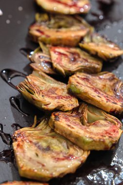 Tatlı ve ekşi soslu kızarmış enginar.