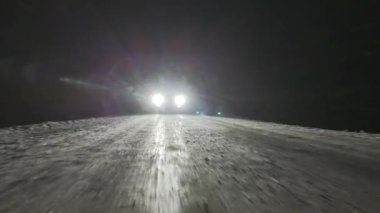 Kamyonet, gece karlı bir yolda gidiyor. Farlar yanıyor, önümdeki yolu aydınlatıyor..
