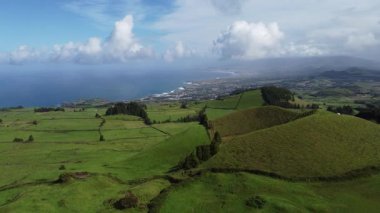İnanılmaz bir hava manzarası, Atlantik Okyanusu 'nun geniş mavi ufkuna kusursuz bir şekilde karışan Azores adalarının uçsuz bucaksız yeşil kırsalını yakalıyor..
