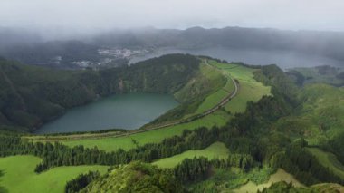 Kendinizi bu yüksek çözünürlüklü drone görüntüleriyle Azores 'in nefes kesici güzelliğine daldırın..