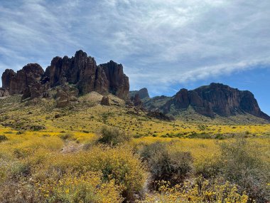Çöldeki dağların manzarası