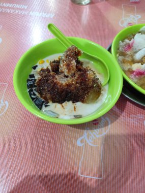 Ya kampüse gidersin ya da masanın üzerindeki ahşap kasede buzlu meyve karıştırırsın. Yaz için tatlı.