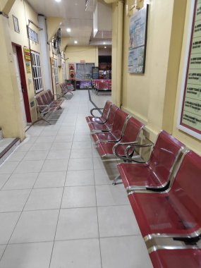 Hastane koridoru hasta ailelerin beklemesi için banklarla süslenmiş.