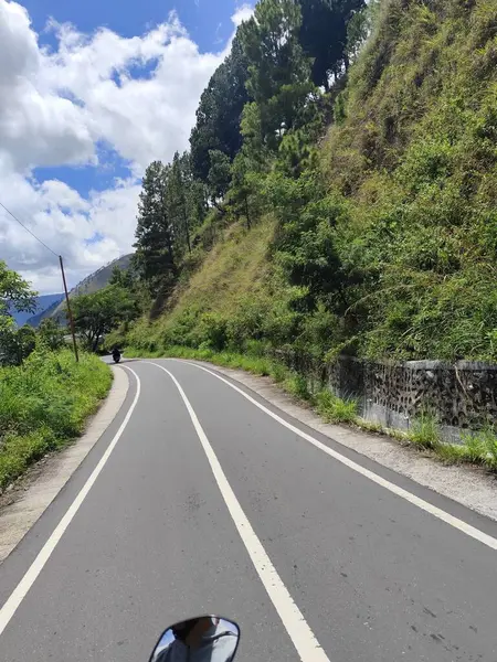 Yeşil dağlar ve temiz havayla çevrili yollar.
