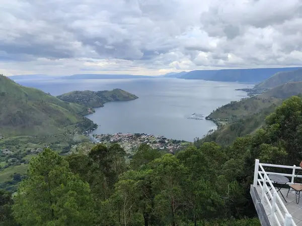 Sumatera Utara, Endonezya 'daki Danau Toba ya da Toba Gölü' nün güzel manzarası