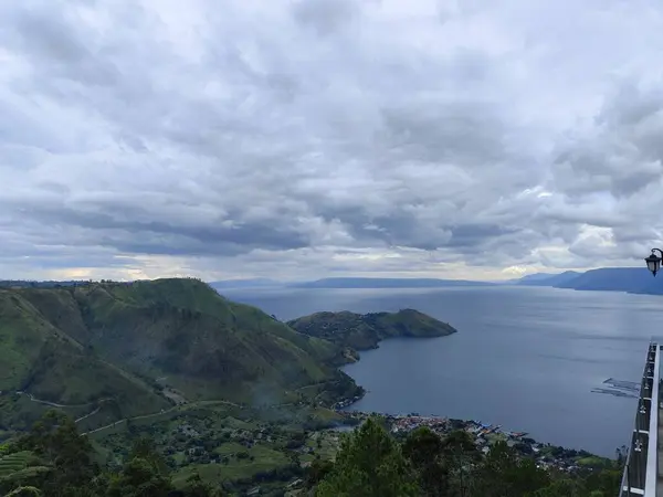 Sumatera Utara, Endonezya 'daki Danau Toba ya da Toba Gölü' nün güzel manzarası