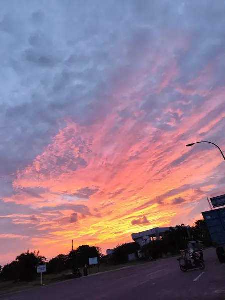 Öğleden sonra gün batımı manzarası rahatlatıcı bir güzellik yayar. Gökyüzü turuncu, kırmızı ve sarı tonlarına döner..