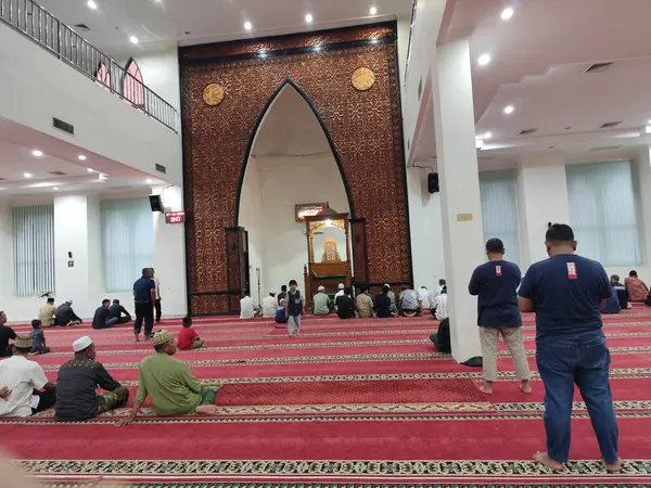 Muhteşem caminin içindeki atmosfer Müslümanların kutsal ibadetlerini gerçekleştirdikleri yerdir.