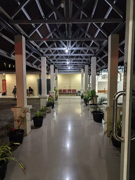 Gece hastane koridoru Bhayangkari Cliff Lisesi, Kuzey Sumatra