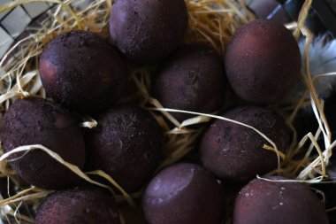 Paskalya yumurtaları doğal olarak kırmızı şaraba boyanmış.