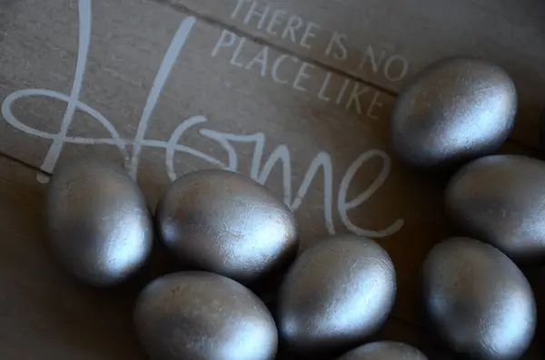 Gümüş Paskalya yumurtalarını ahşap tepside yakın