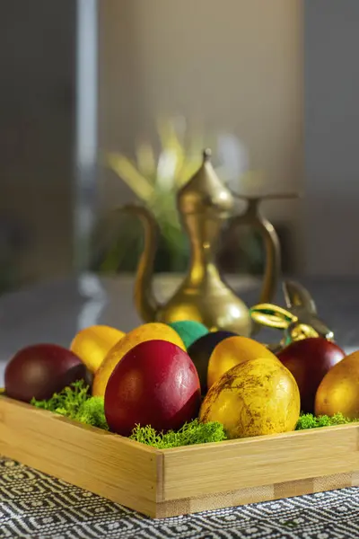 Masada parlak renkli Paskalya yumurtaları