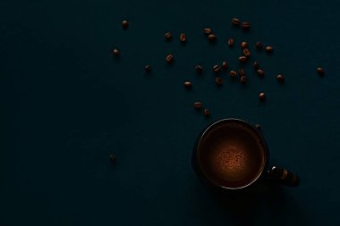 Taze kahve çekirdekli koyu turkuaz kahve fincanı.