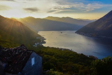 Gün batımında Boka Kotorska Körfezi manzarası