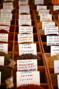 Piyasada Aromatik renkli baharatlar