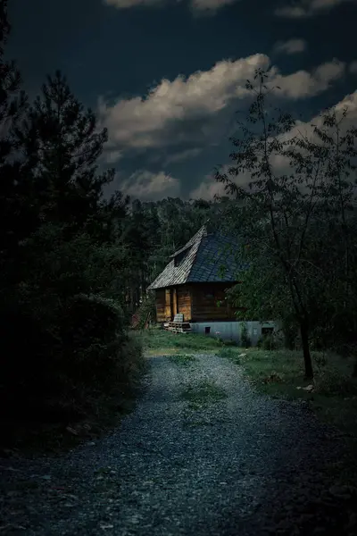 Geceleri ormandaki oduncu kulübesine.