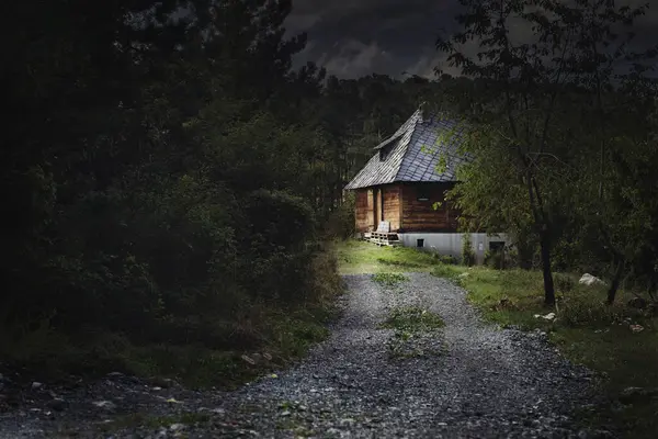 Orman yolunun sonundaki ahşap ev.