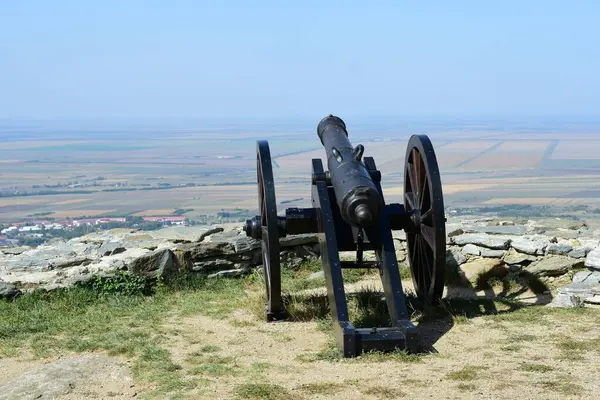 Ortaçağ topları tepenin zirvesinden şehri denetliyor.