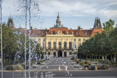 Sombor 'daki belediye binası çeşme damlaları arasında.