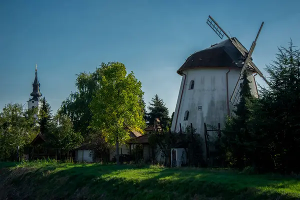 Voyvodina kırsalındaki eski yel değirmeni