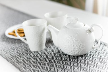 Kurabiyeli beyaz seramik çay seti