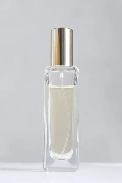 Beyaz arka planda parfüm şişesi