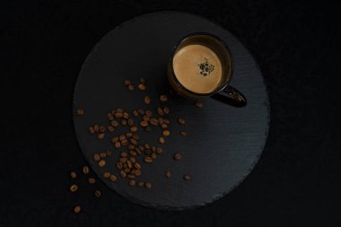 Koyu bir arka planda taze kahve ve fasulye.