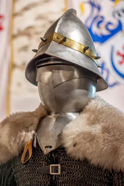 Ortaçağ şövalye zırhının bir kopyası.