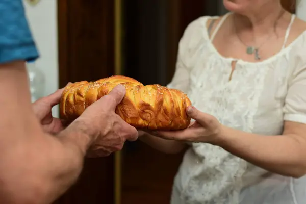 Erkek ve kadın ekmek pastasını çeviriyor, Sırp slava geleneği