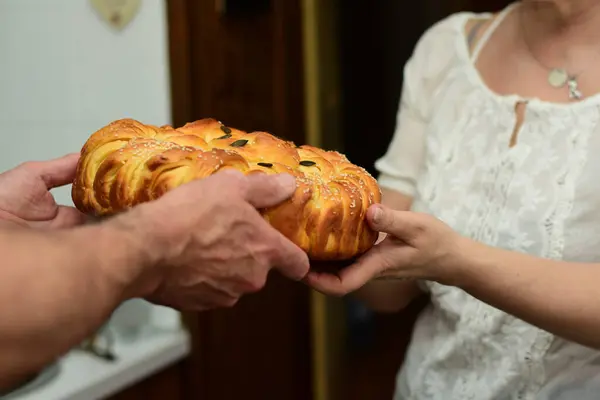 Karı koca geleneksel Sırp slava pastasını tutuyorlar