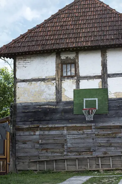 Sırbistan 'da duvarında basketbol potası olan geleneksel eski ev