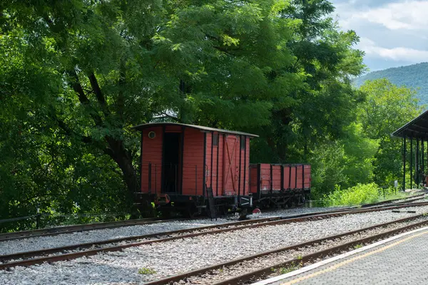 Eski kırmızı ahşap tren vagonu