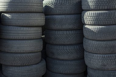 Kullanılmış ama bakımlı araba lastikleri yığınını kapat.